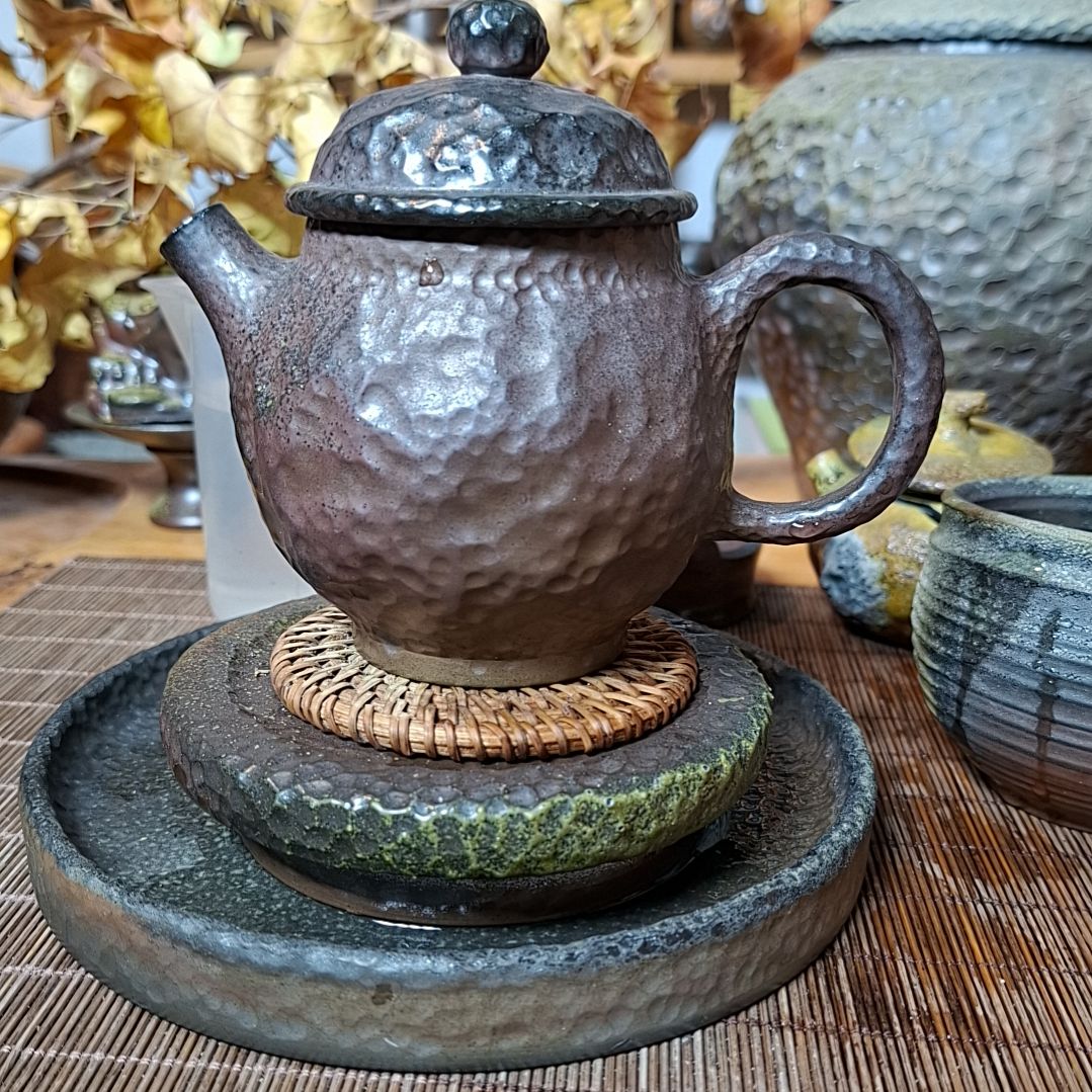 坭兴陶纯柴烧锤纹壶220c，微瑕