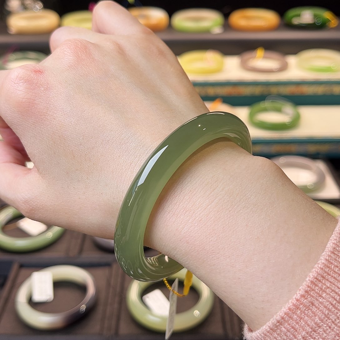 和田玉未镶嵌手镯高冰湖水绿