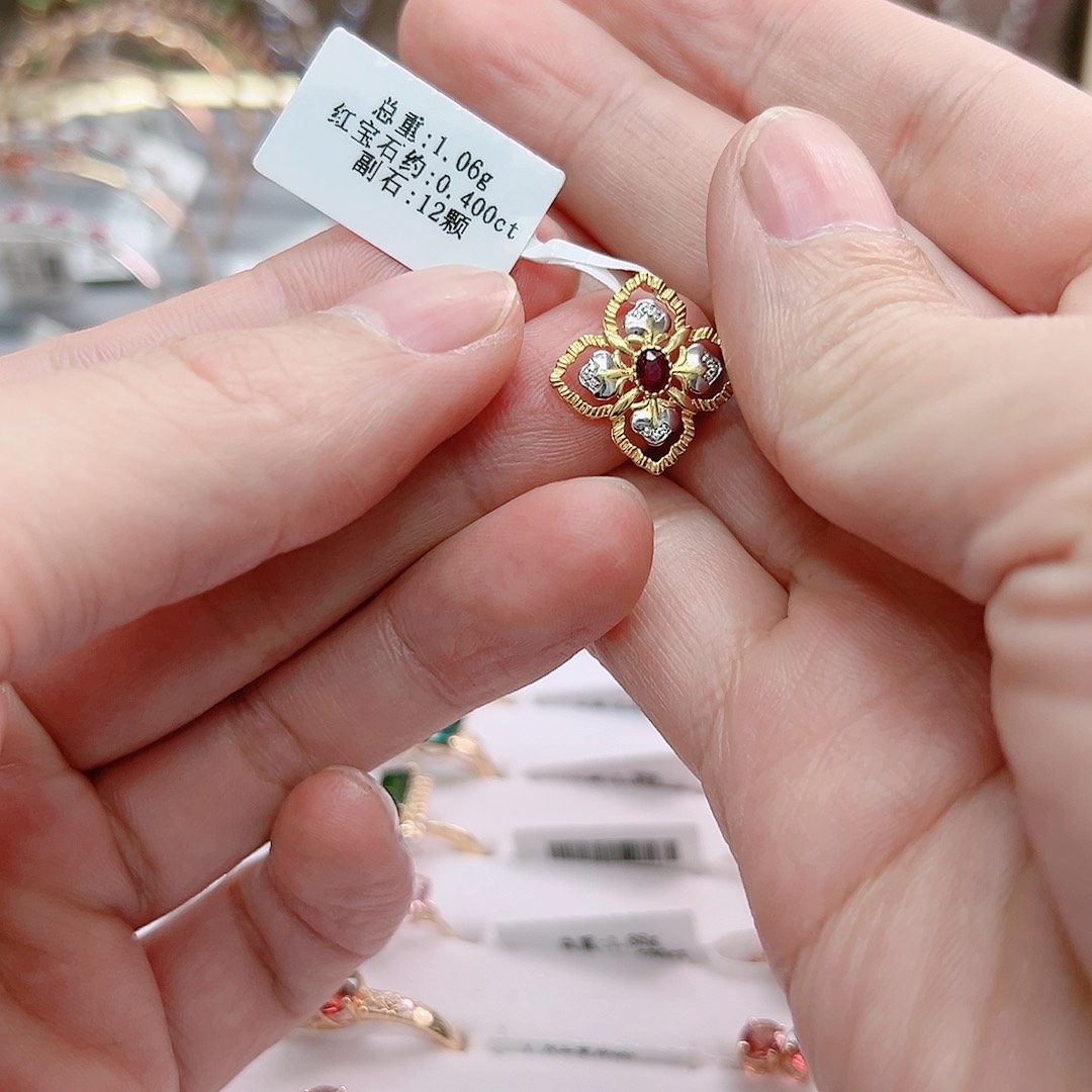 红宝石吊坠18K金镶嵌