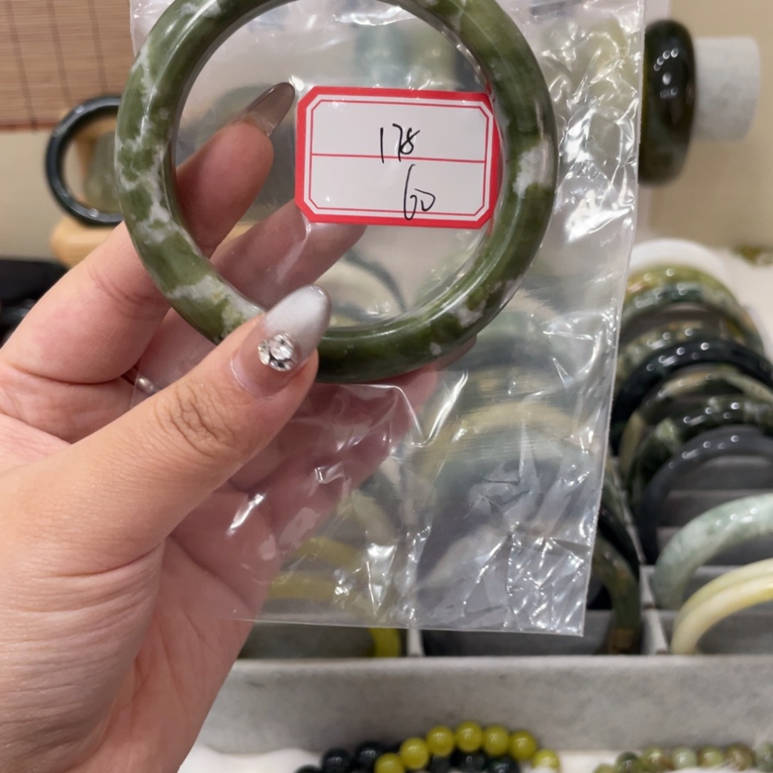 蛇纹石玉手镯未镶嵌