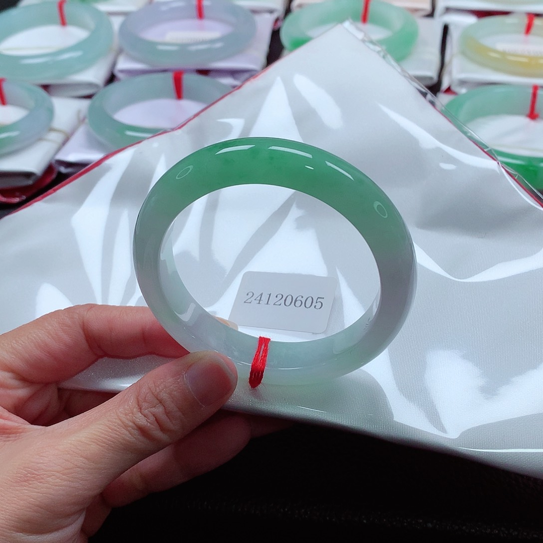 翡翠手镯未镶嵌天然A货翡翠手镯