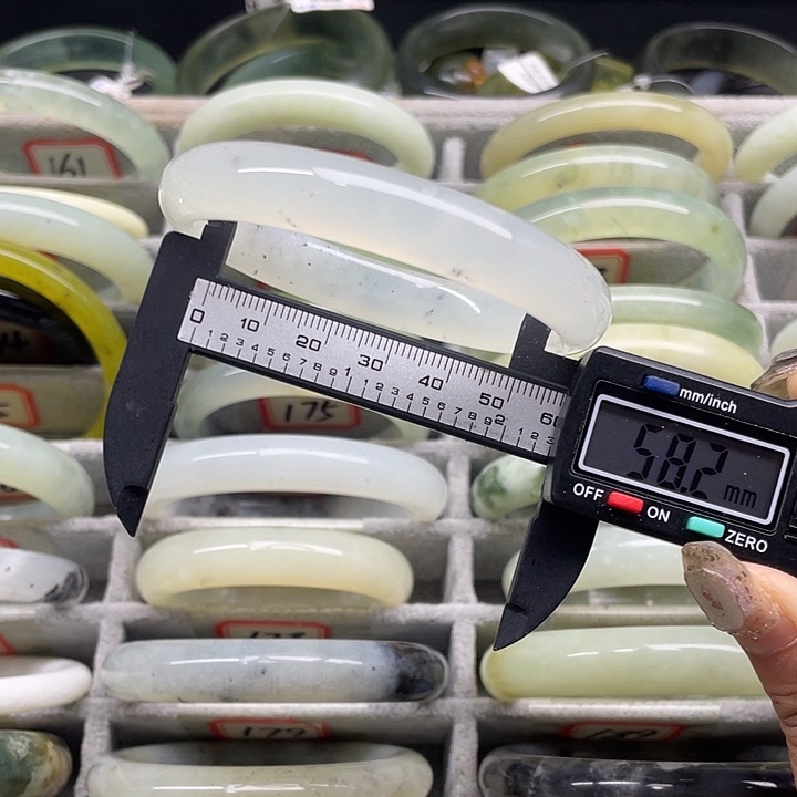 蛇纹石玉未镶嵌手镯193