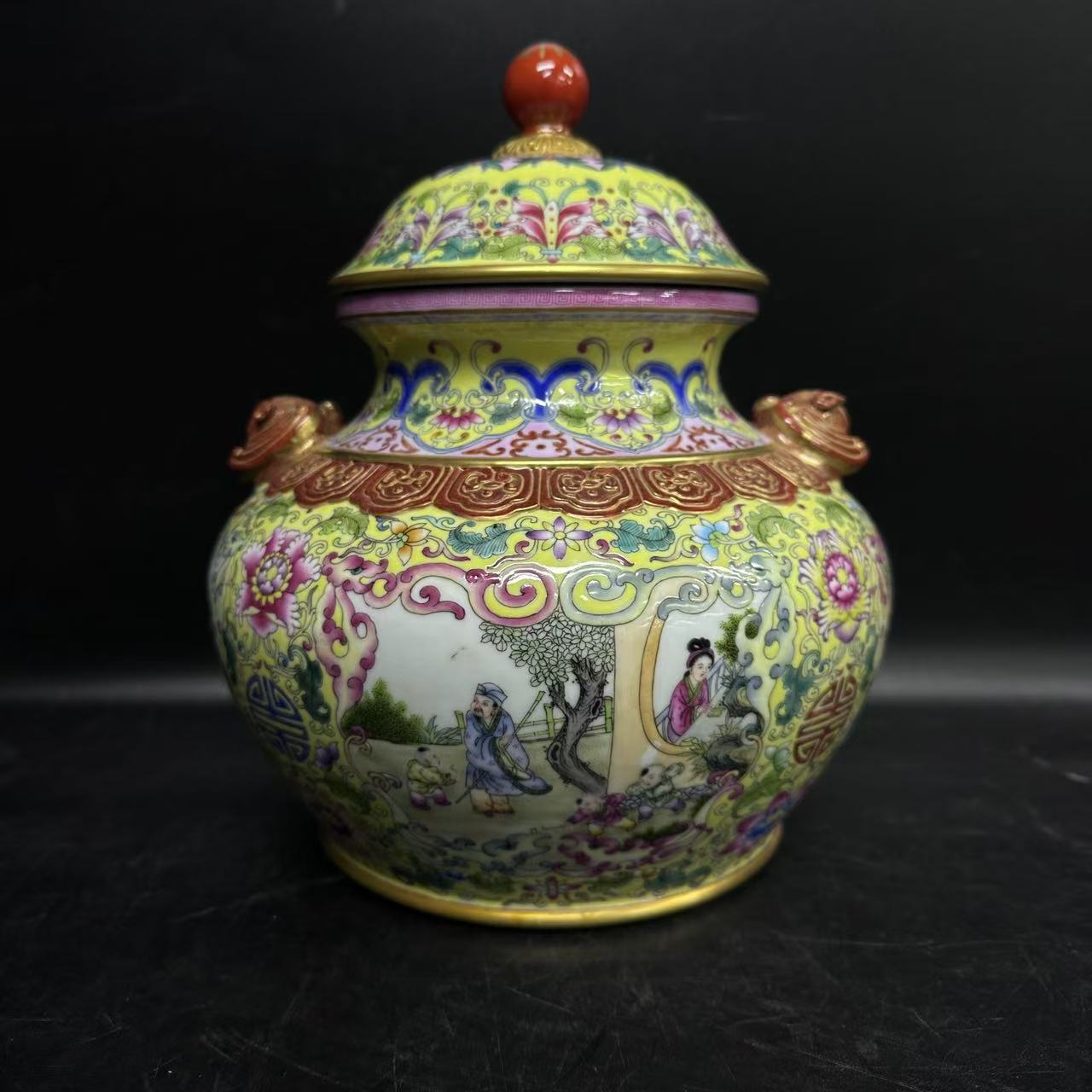 清代乾隆/洋彩黄地开窗人物纹盖罐