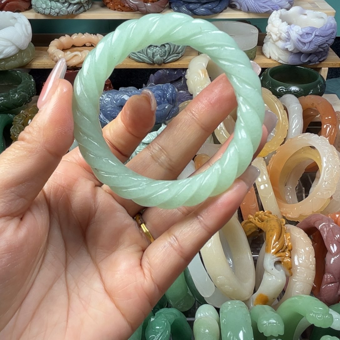 石英质玉未镶嵌雕花手镯