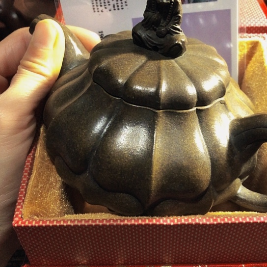 紫砂茶壶原矿泥料手工制作紫砂壶。