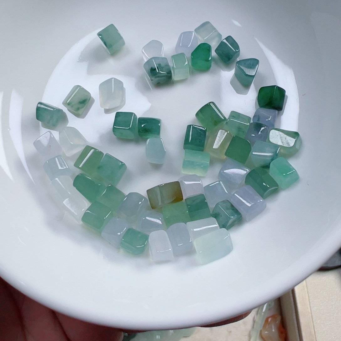翡翠散珠随行一个可挑。多样性发货
