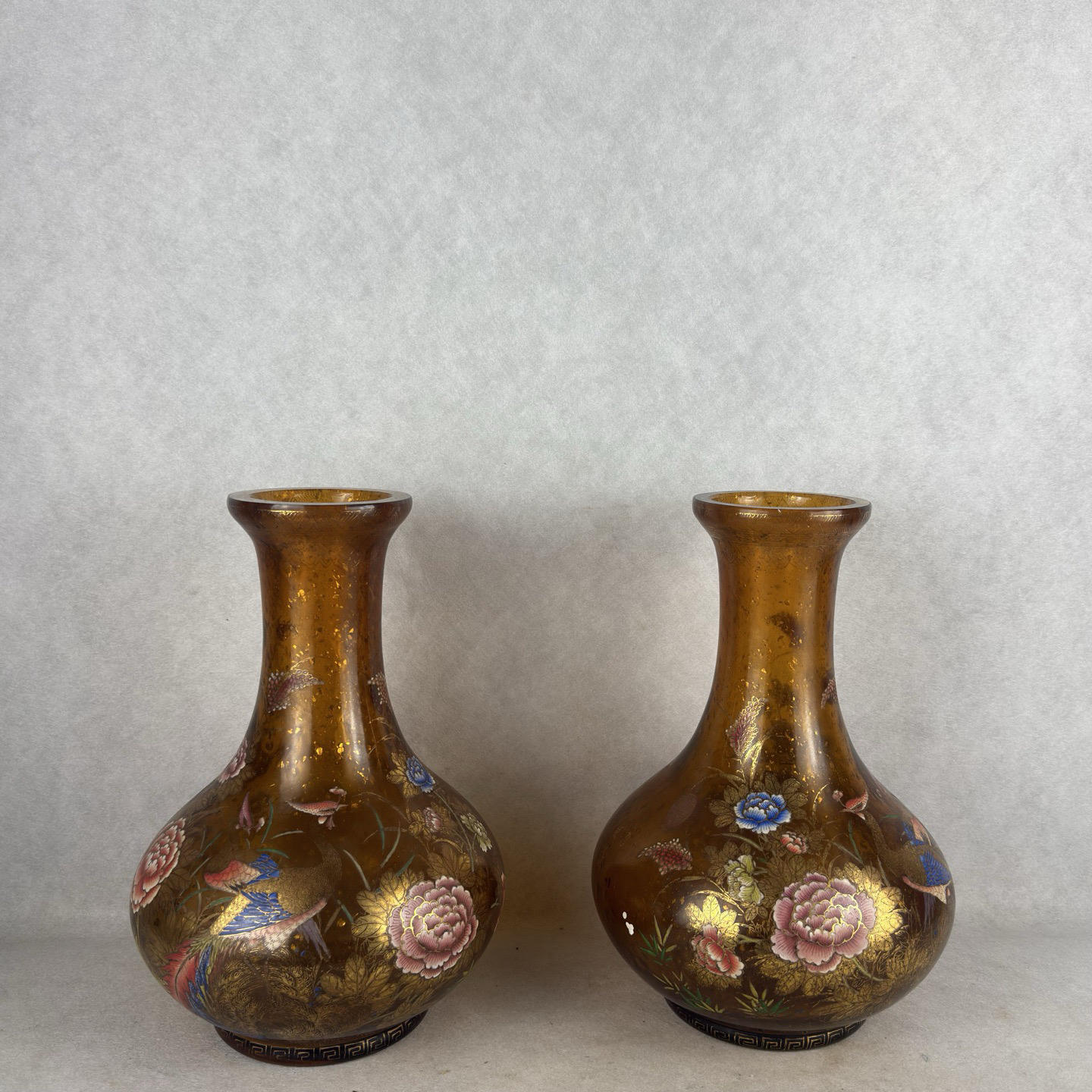 琉璃花鸟纹赏瓶一对高度：28.5cm 肚径：18.5cm