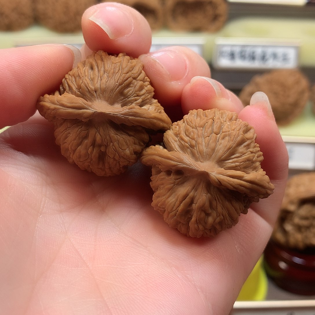 文玩核桃吊坠斯**。四座楼