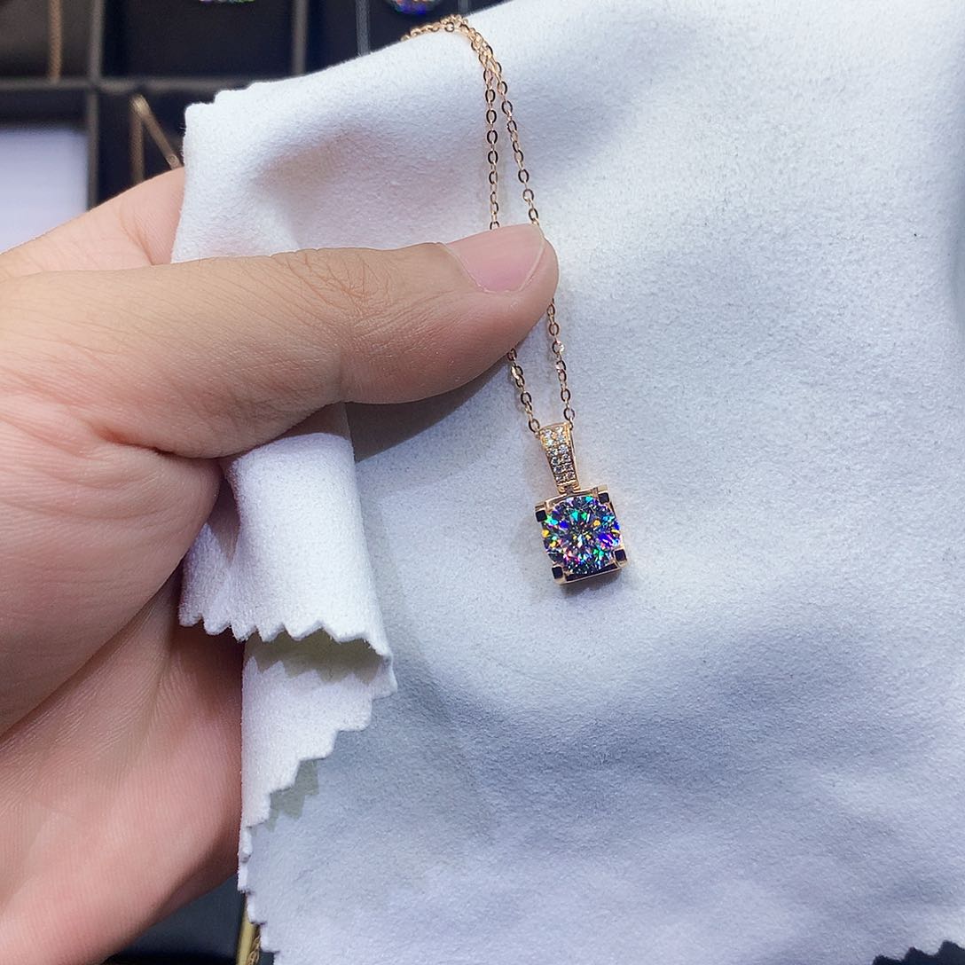 合成碳硅石吊坠(赠链)18K金镶嵌天**漫