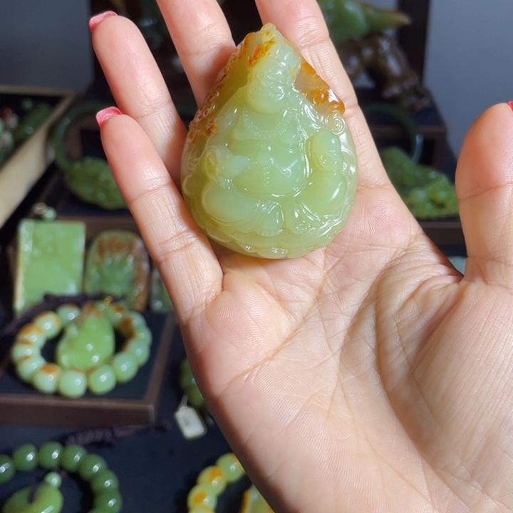 杨***儿颈饰未镶嵌和田玉