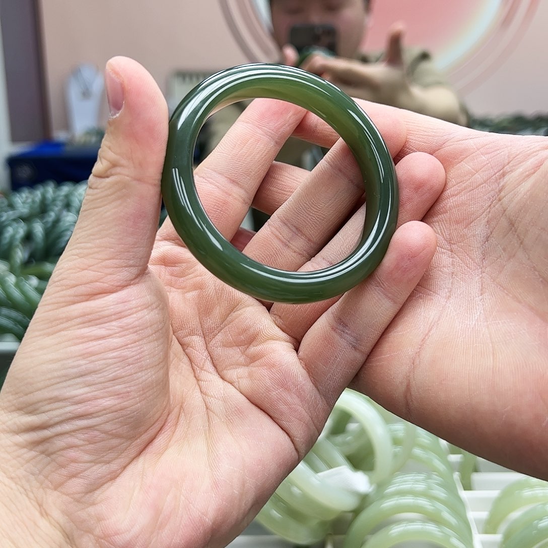 和田玉手镯未镶嵌湖水