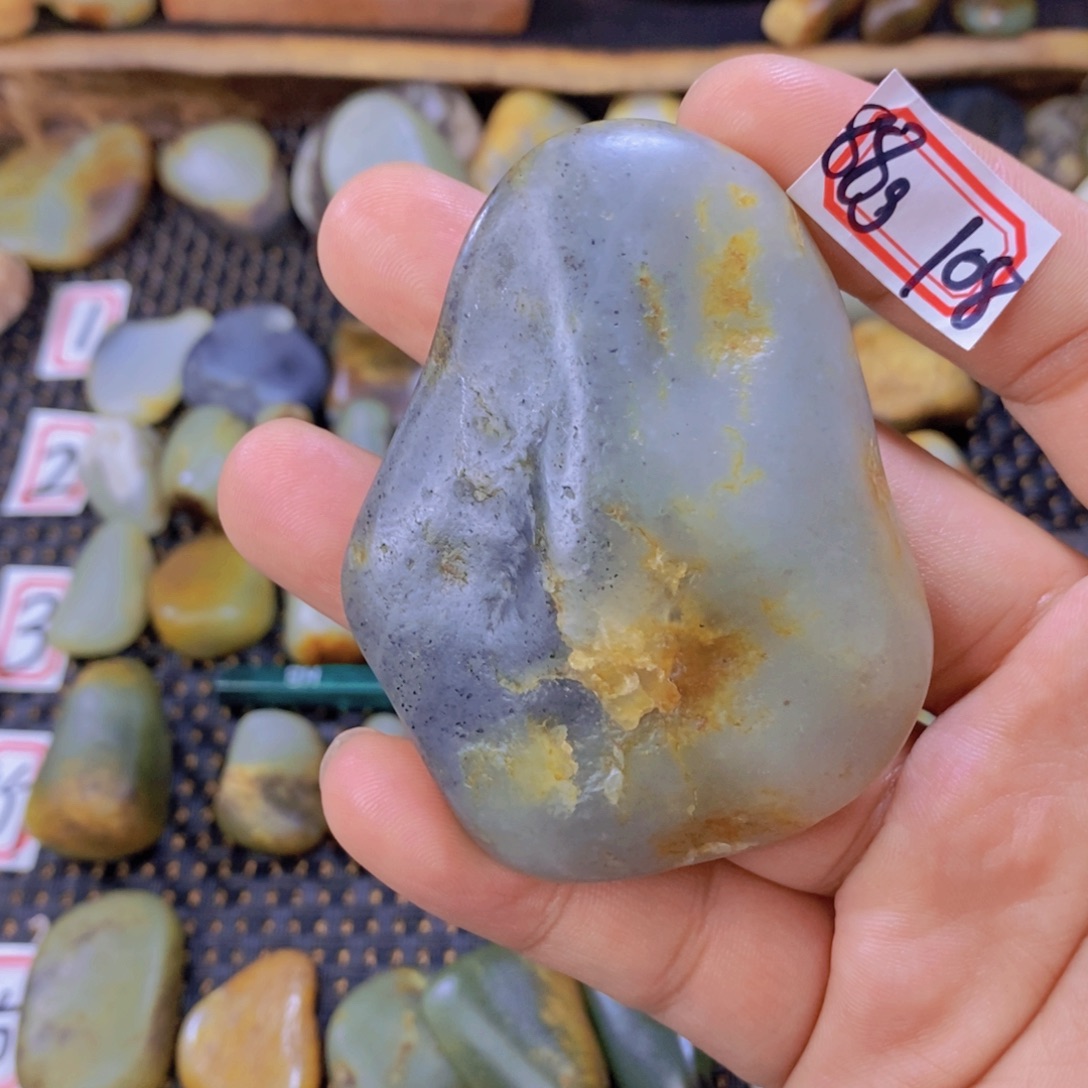 颈饰未镶嵌和田玉（糖玉）