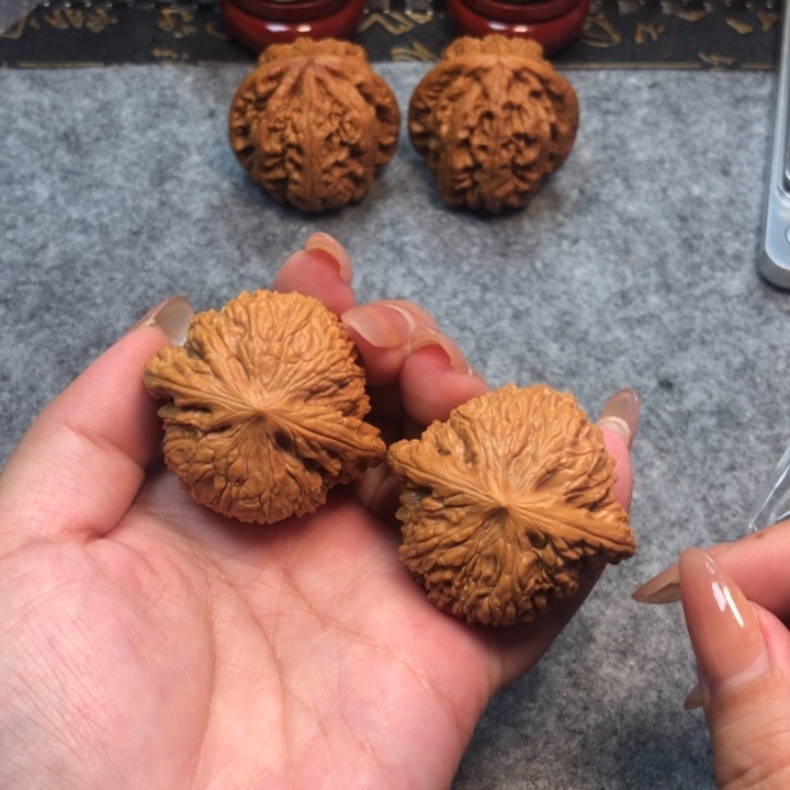 桃核把件43泥鳅背。          