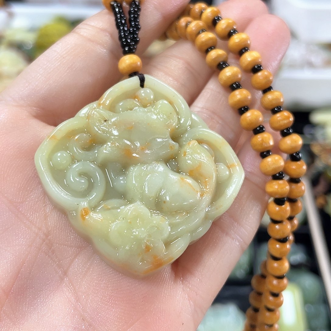 蛇纹石玉颈饰未镶嵌