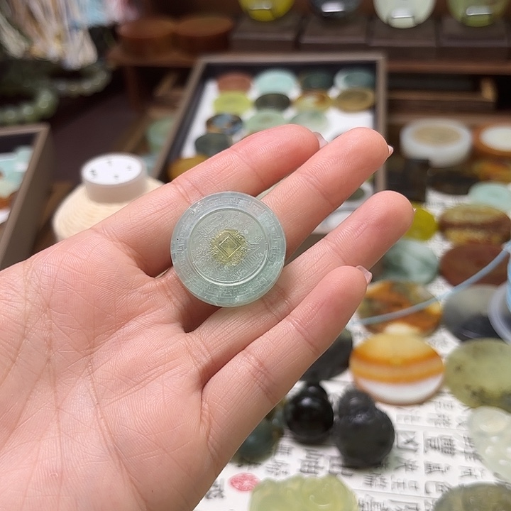 易***光蛇纹石玉未镶嵌颈饰