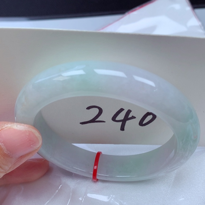 翡翠手镯未镶嵌翡翠