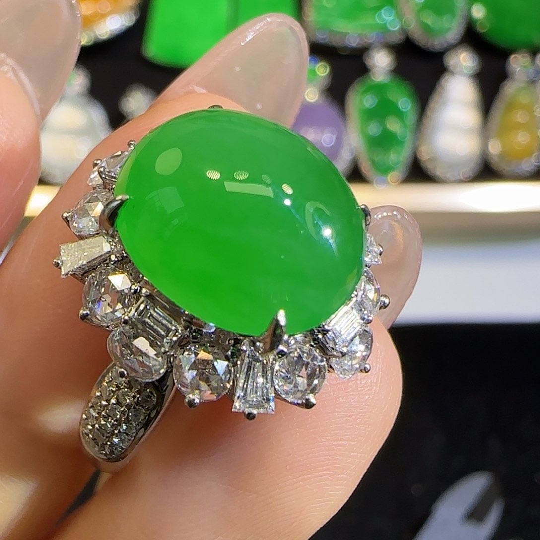 翡翠戒指18K金镶嵌。