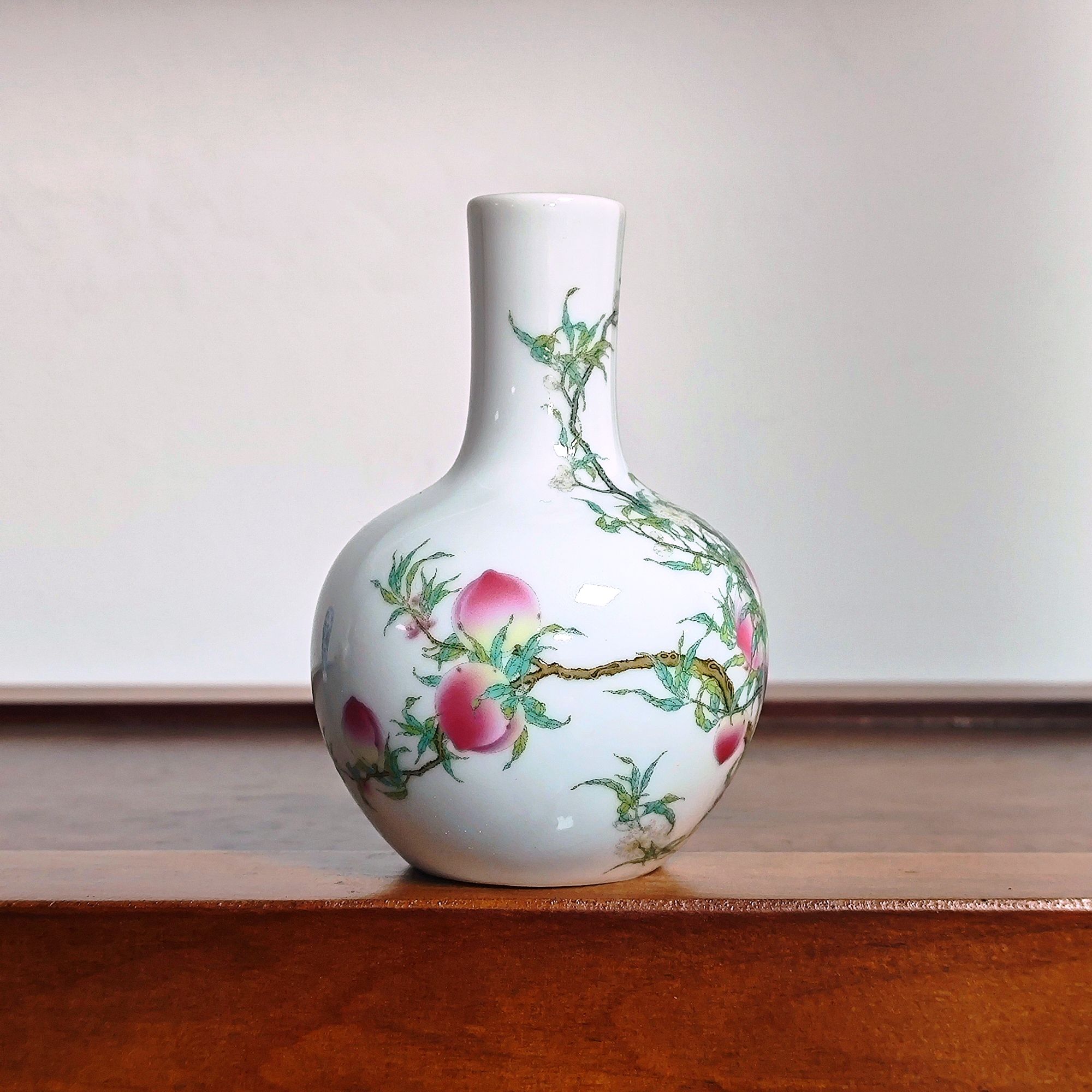 景德镇陶瓷粉彩九桃天球瓶10cm