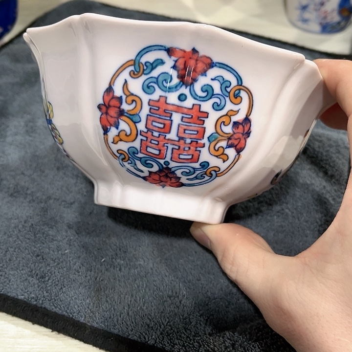 瓷片/////直径15厘米。红