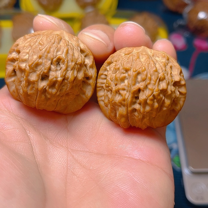 文玩核桃吊坠红豆