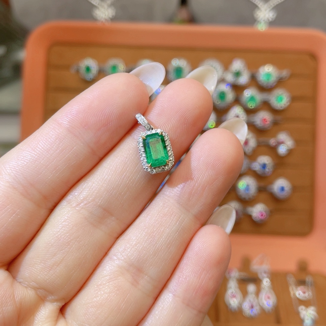 祖母绿吊坠1.518K金镶嵌