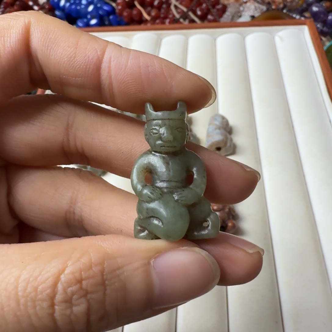 二***蜜和田玉（糖玉）未镶嵌颈饰