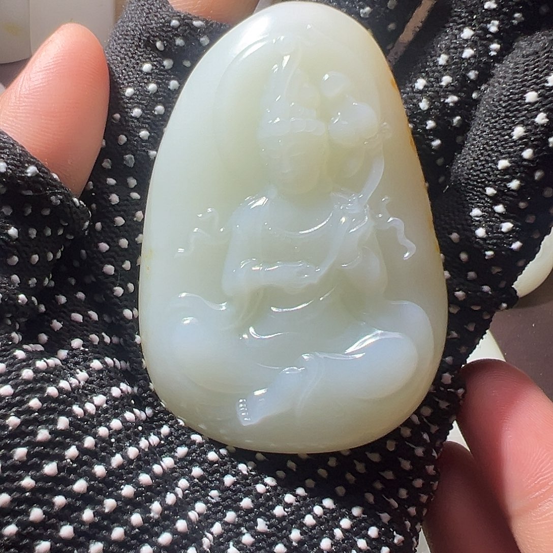 朱***心和田玉未镶嵌颈饰