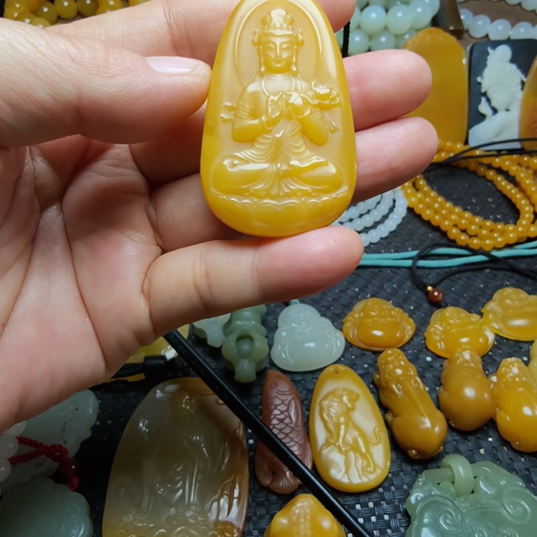 未镶嵌石英质玉（黄龙玉）颈饰