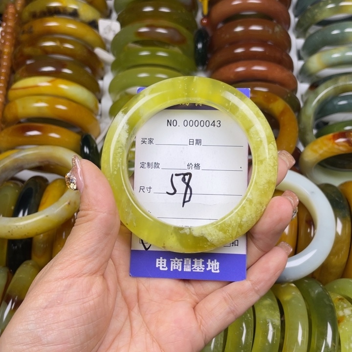 蛇纹石玉手镯未镶嵌