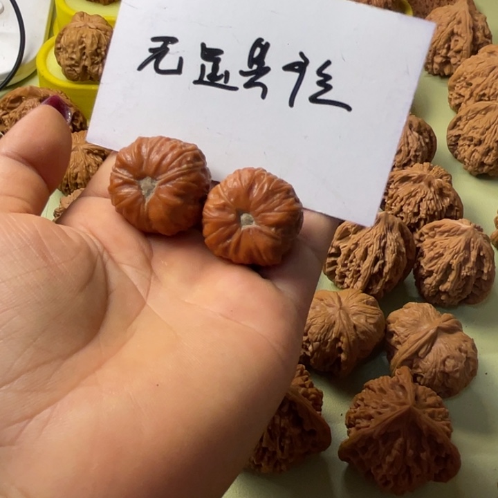 亲***人手把件雕刻核桃手捻三棱