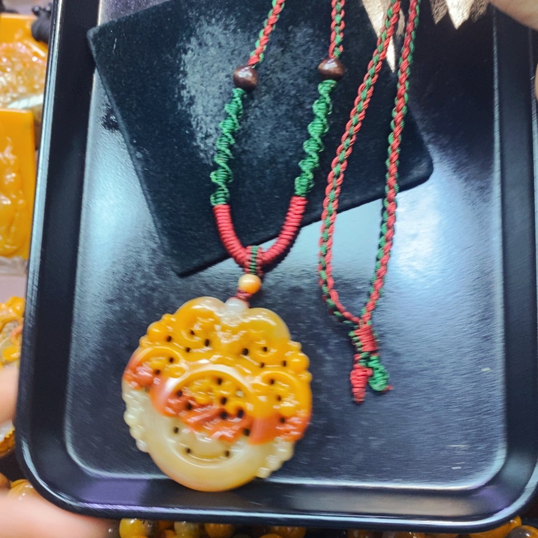 未镶嵌石英质玉（黄龙玉）颈饰