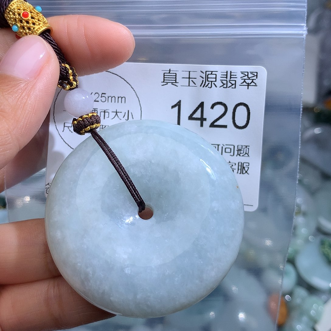 翡翠未镶嵌颈饰1420。
