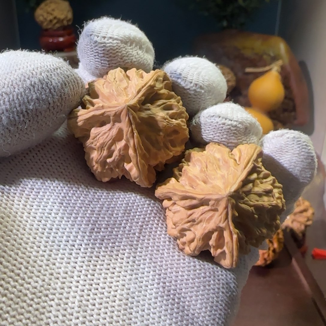 文玩核桃把件人奔（黄皮）