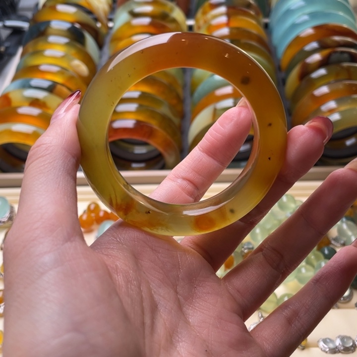 蛇纹石玉手镯未镶嵌姜**咯