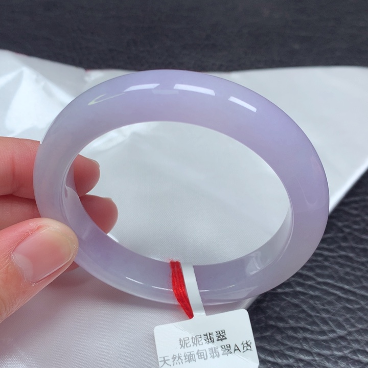 翡翠手镯未镶嵌。