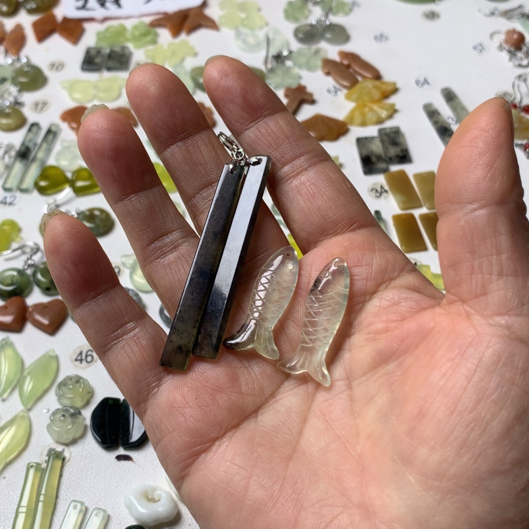 毛***毛蛇纹石玉未镶嵌耳坠