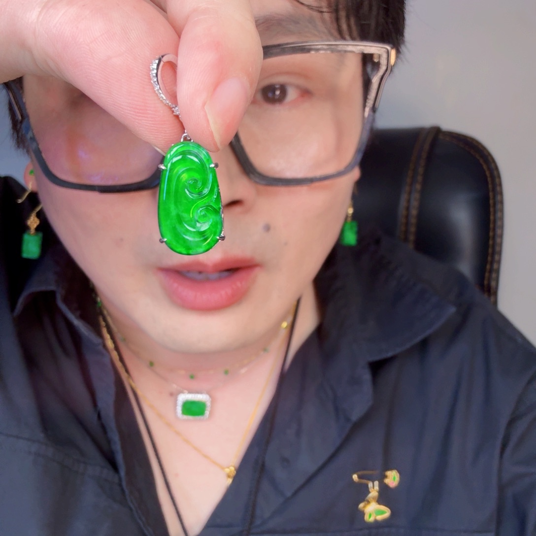 翡翠未镶嵌颈饰一件