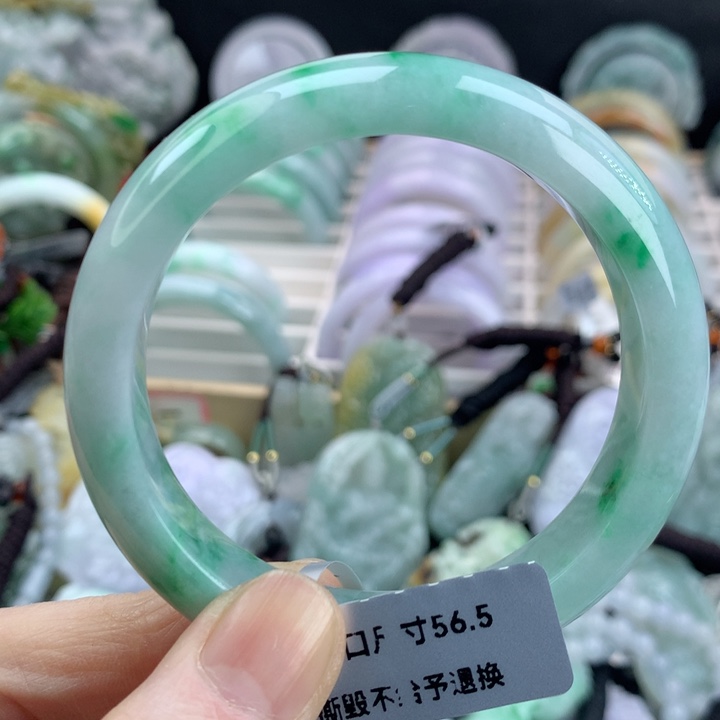 翡翠手镯未镶嵌吊坠