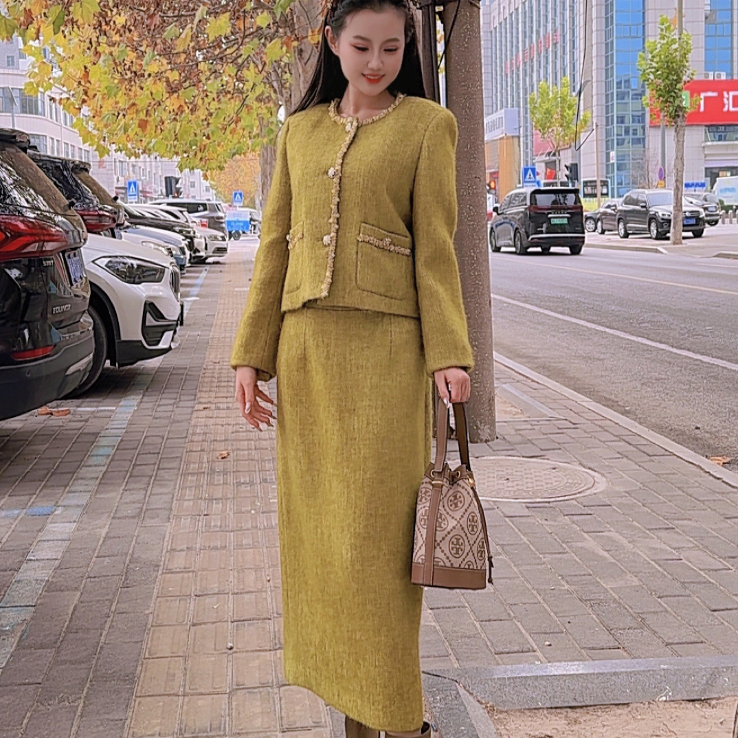 黄绿色复古小香风套装女秋季小众设计感短外套显瘦半身裙子
