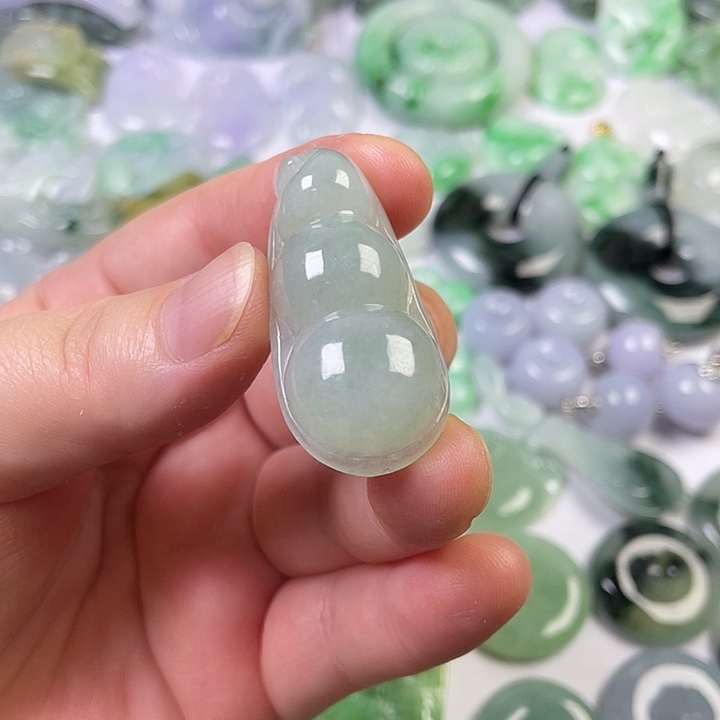 翡翠未镶嵌颈饰福豆