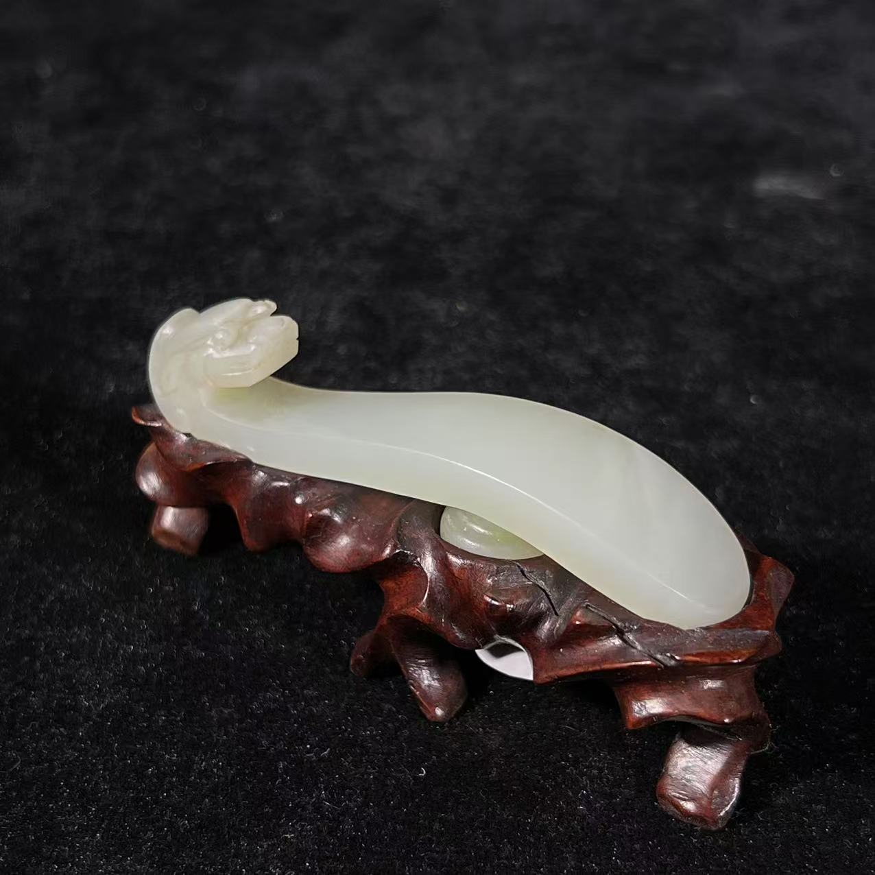 清 【4.1号预展】 207 和田玉雕龙首带钩
