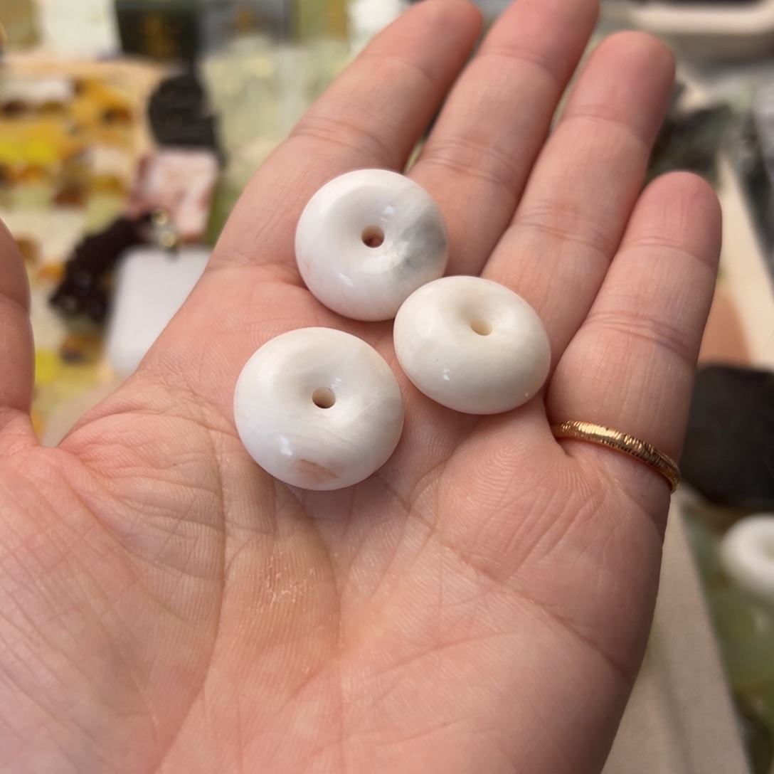 蛇纹石玉颈饰合金