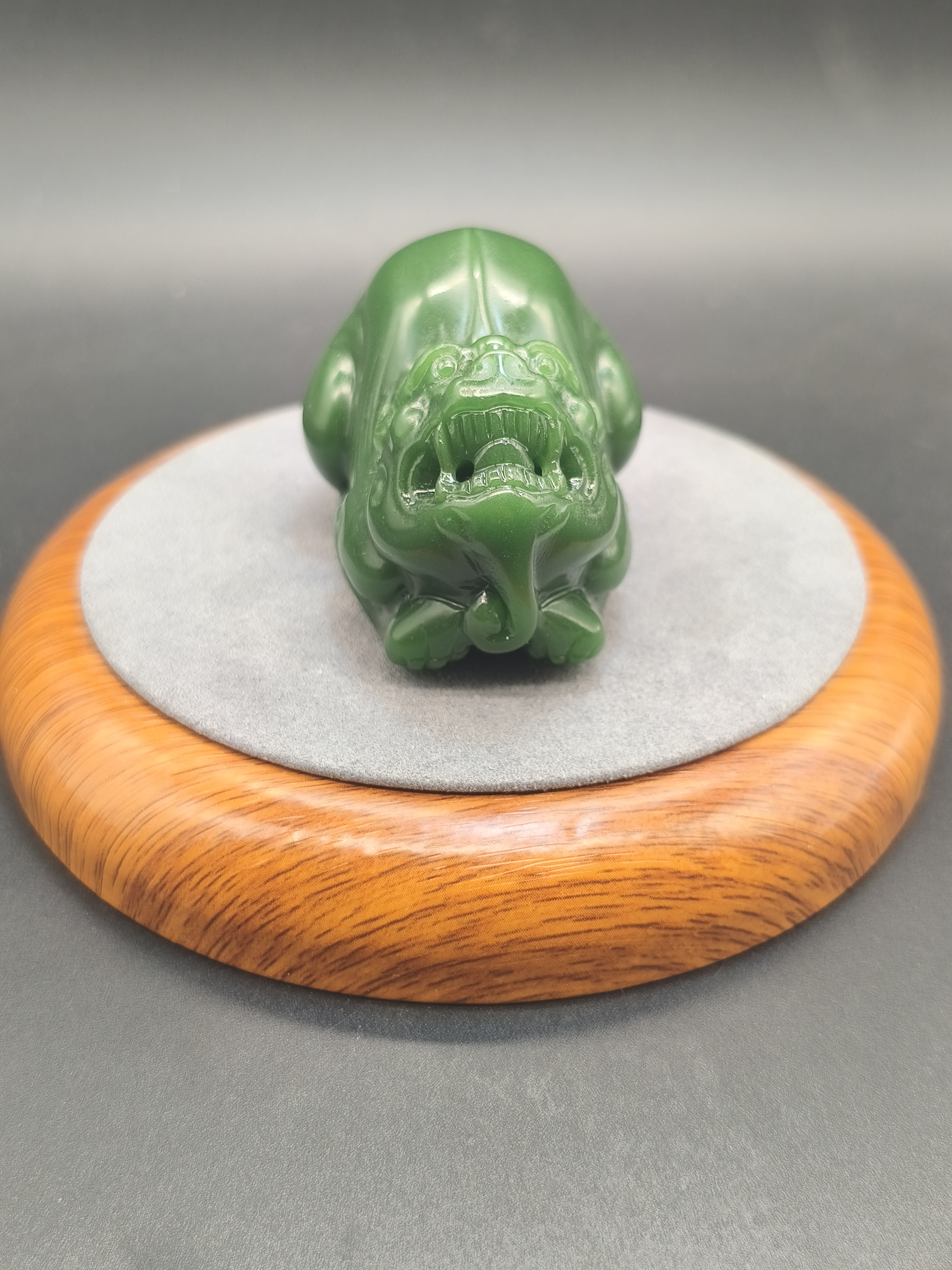 新疆菠菜绿貔貅手把件C68