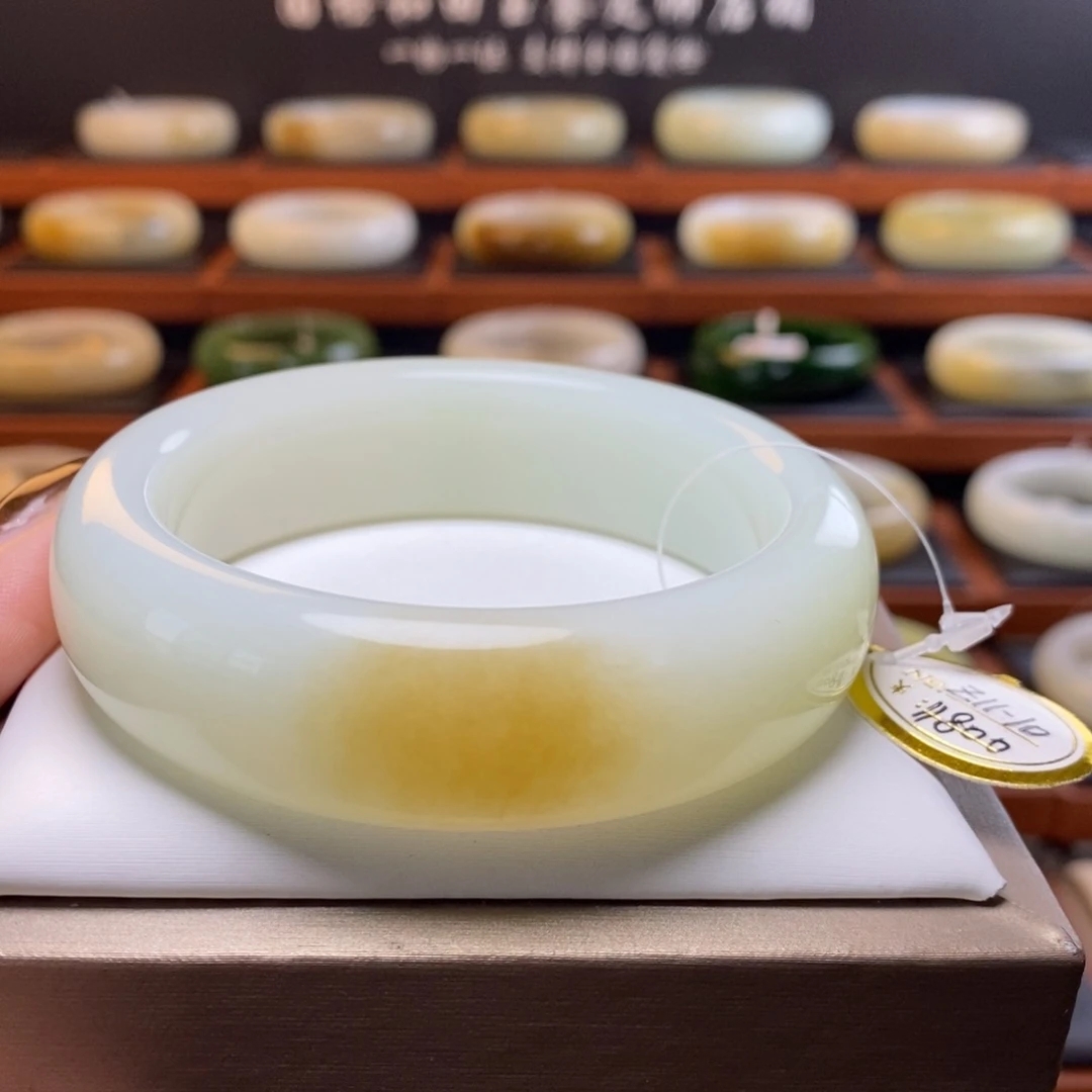 一口糖暖白精品和田玉手镯