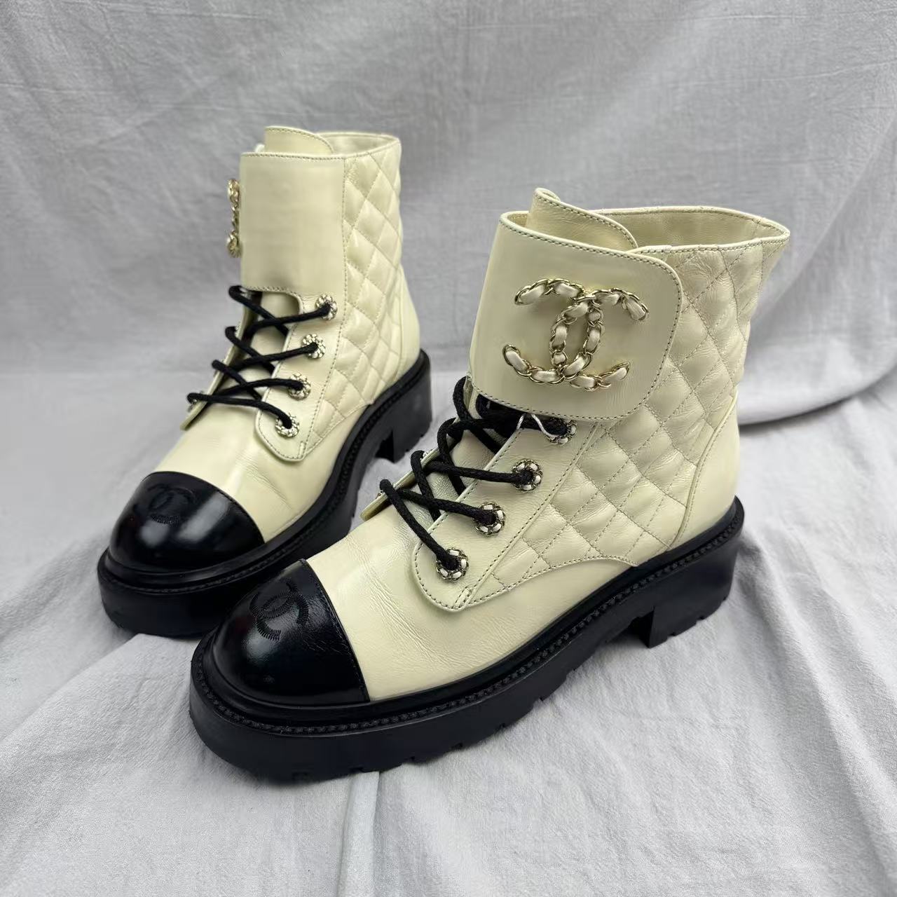 未使用 Chanel/香奈儿 38码/仔仔女鞋/米白色皮穿链双C短靴1958 