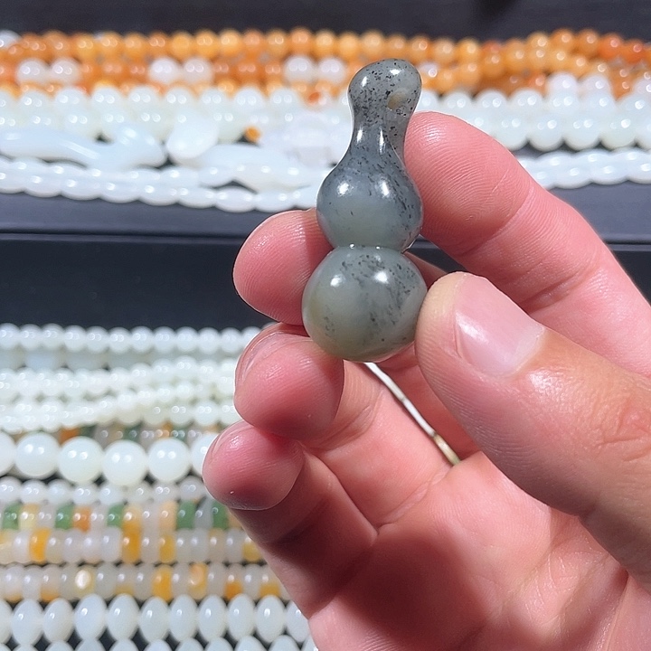 和田玉未镶嵌颈饰葫芦