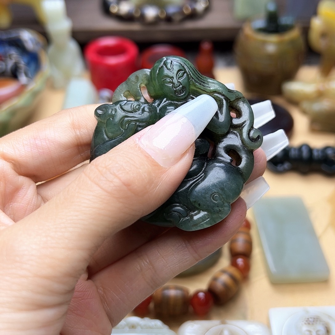 蛇纹石玉未镶嵌颈饰