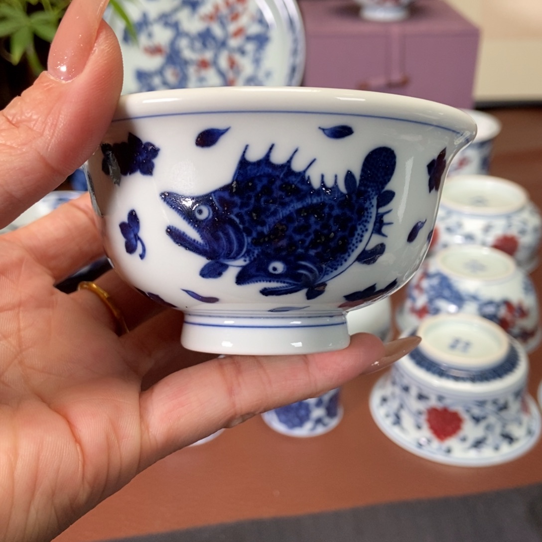 洪印慕明青花桃花鳜鱼压手杯