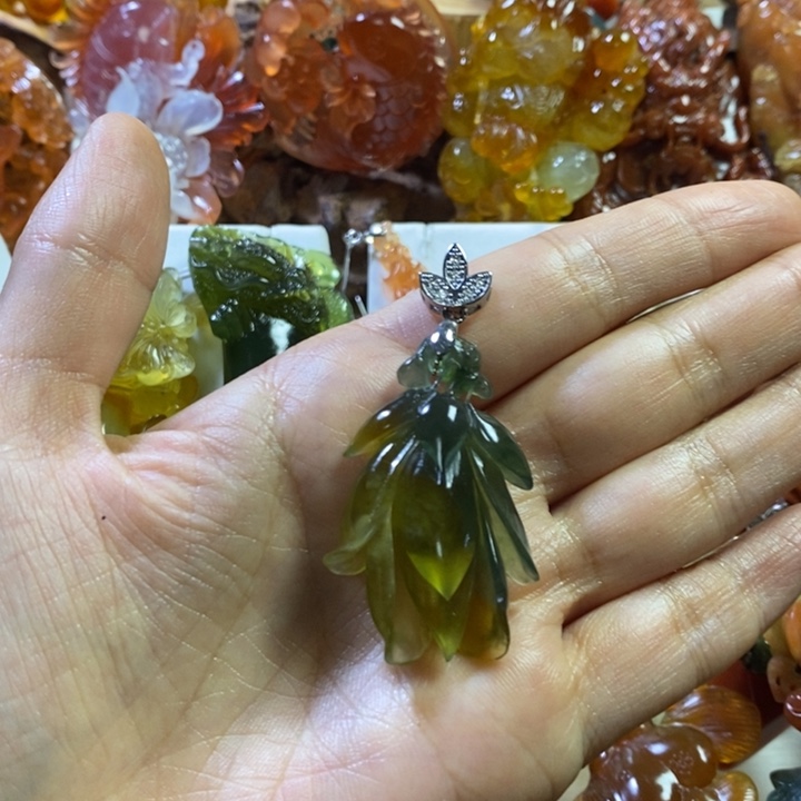 蛇纹石玉未镶嵌颈饰