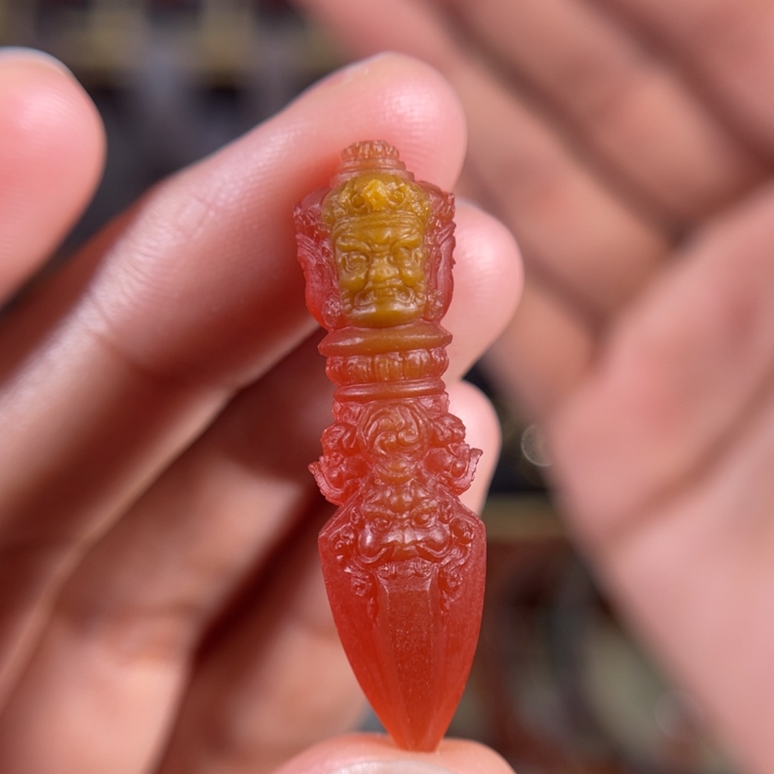 玛瑙/玉髓丽江料俏色巧雕三相神杵36*10.4未镶嵌